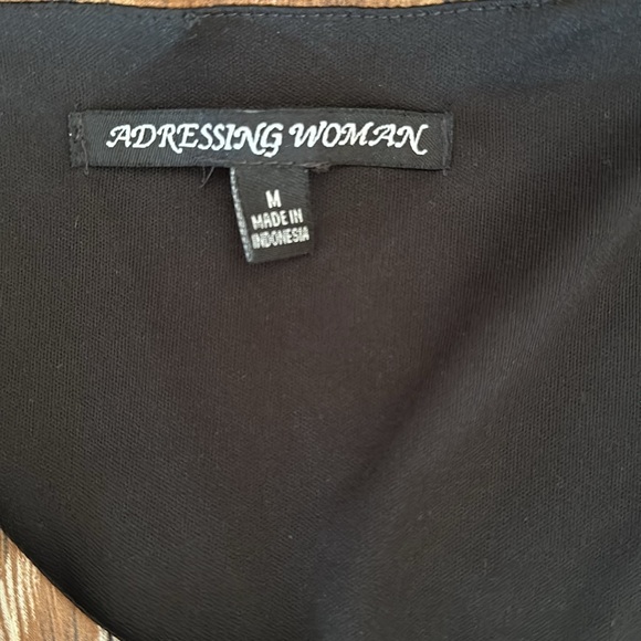 Addressing woman lined sleeveless dress. - Picture 6 of 8